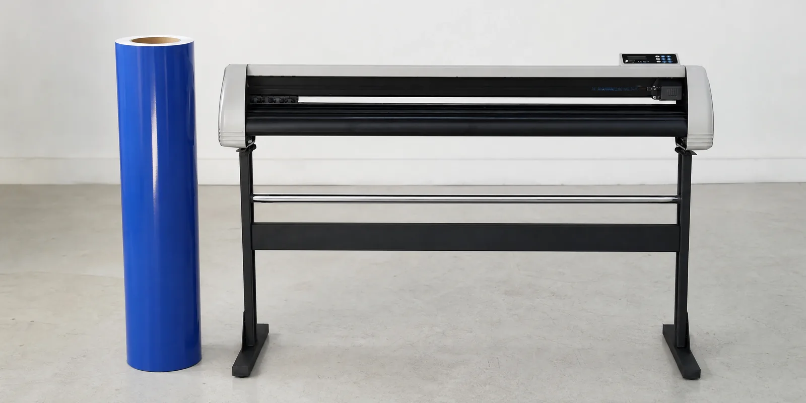 Rollo de vinilo de corte brillante, parado junto al plóter de corte