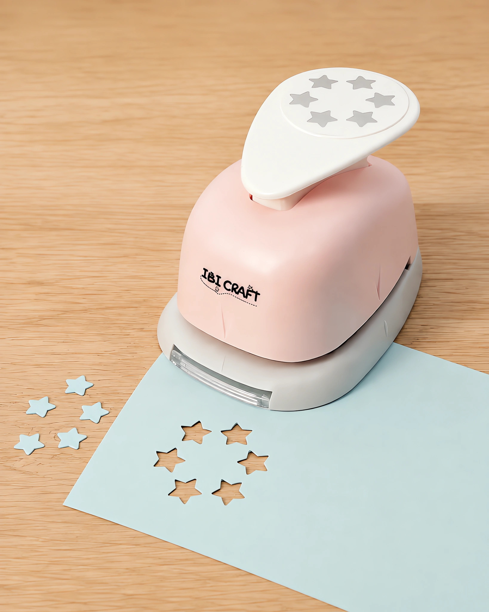Perforadora artística de seis estrellas de 25 mm sobre la mesa, con el recorte delante