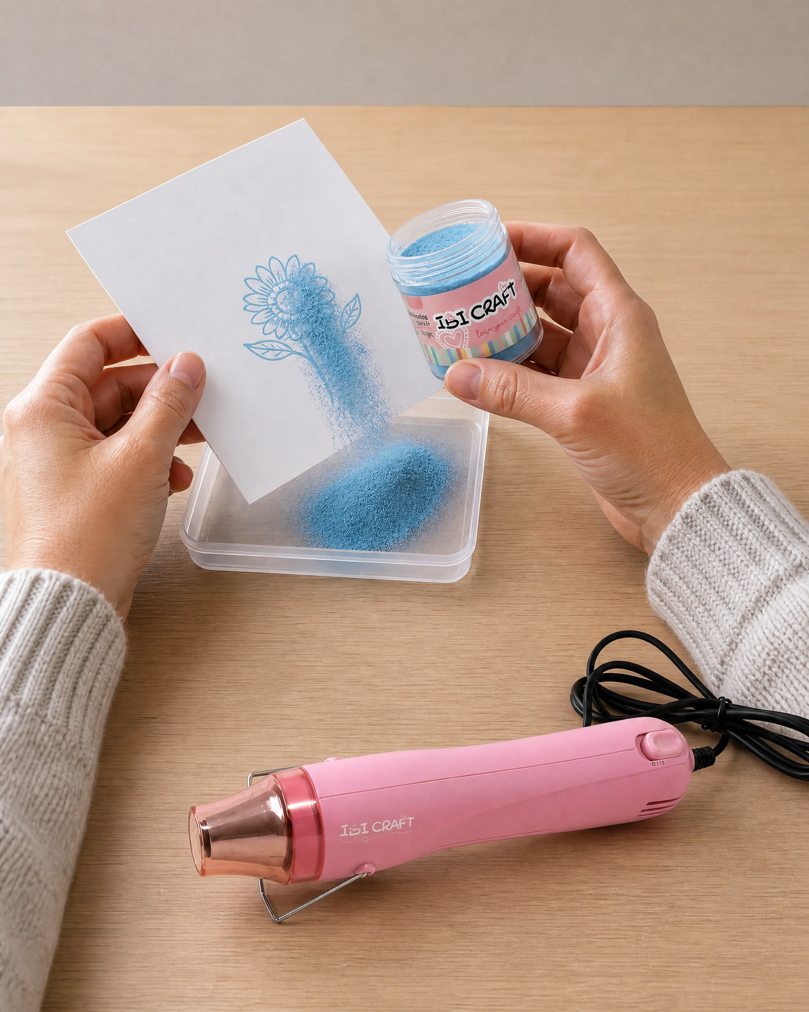Manos espolvoreando el polvo de embossing sobre el sello húmedo