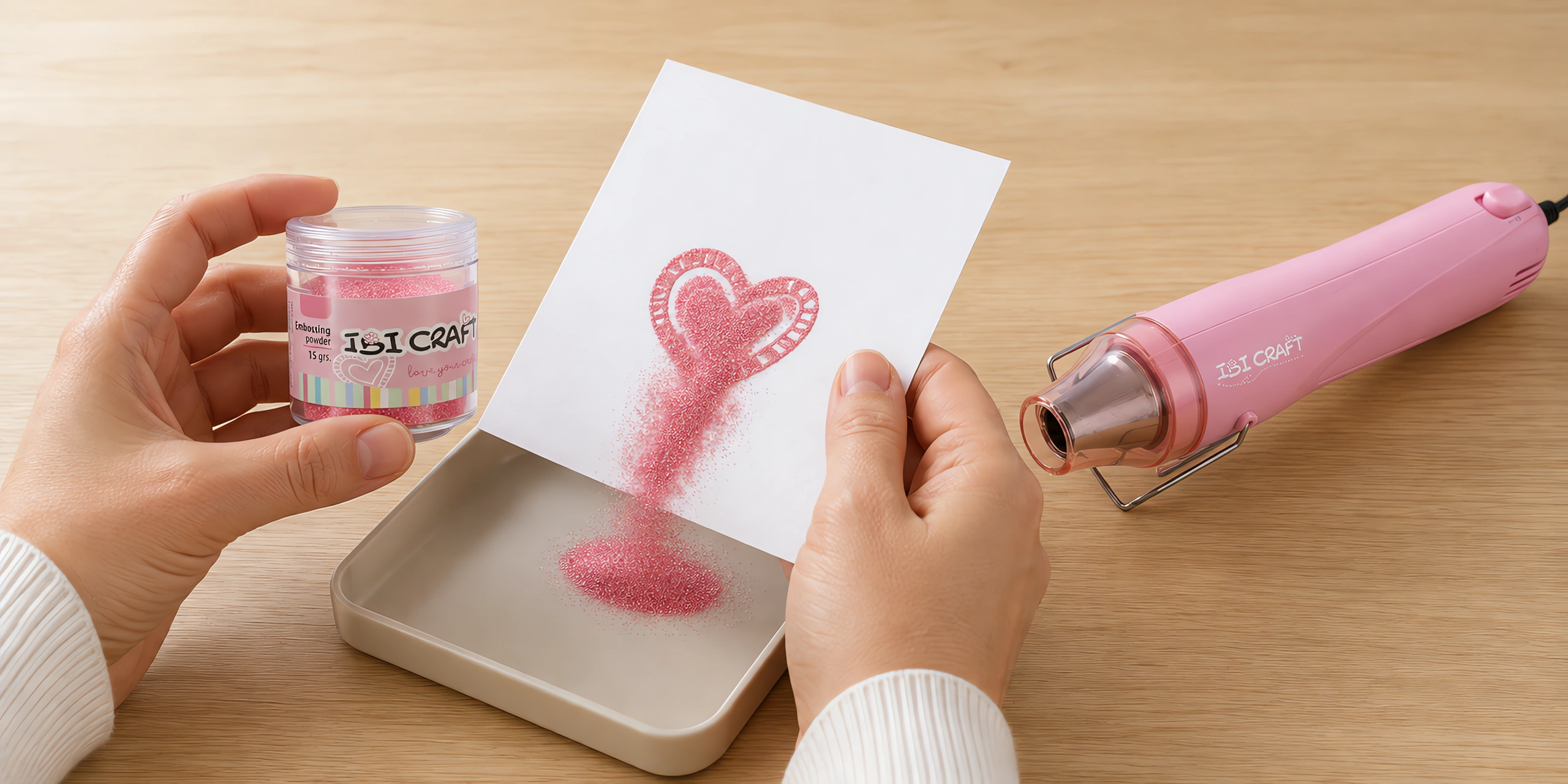 Manos espolvoreando el polvo de embossing sobre el sello húmedo
