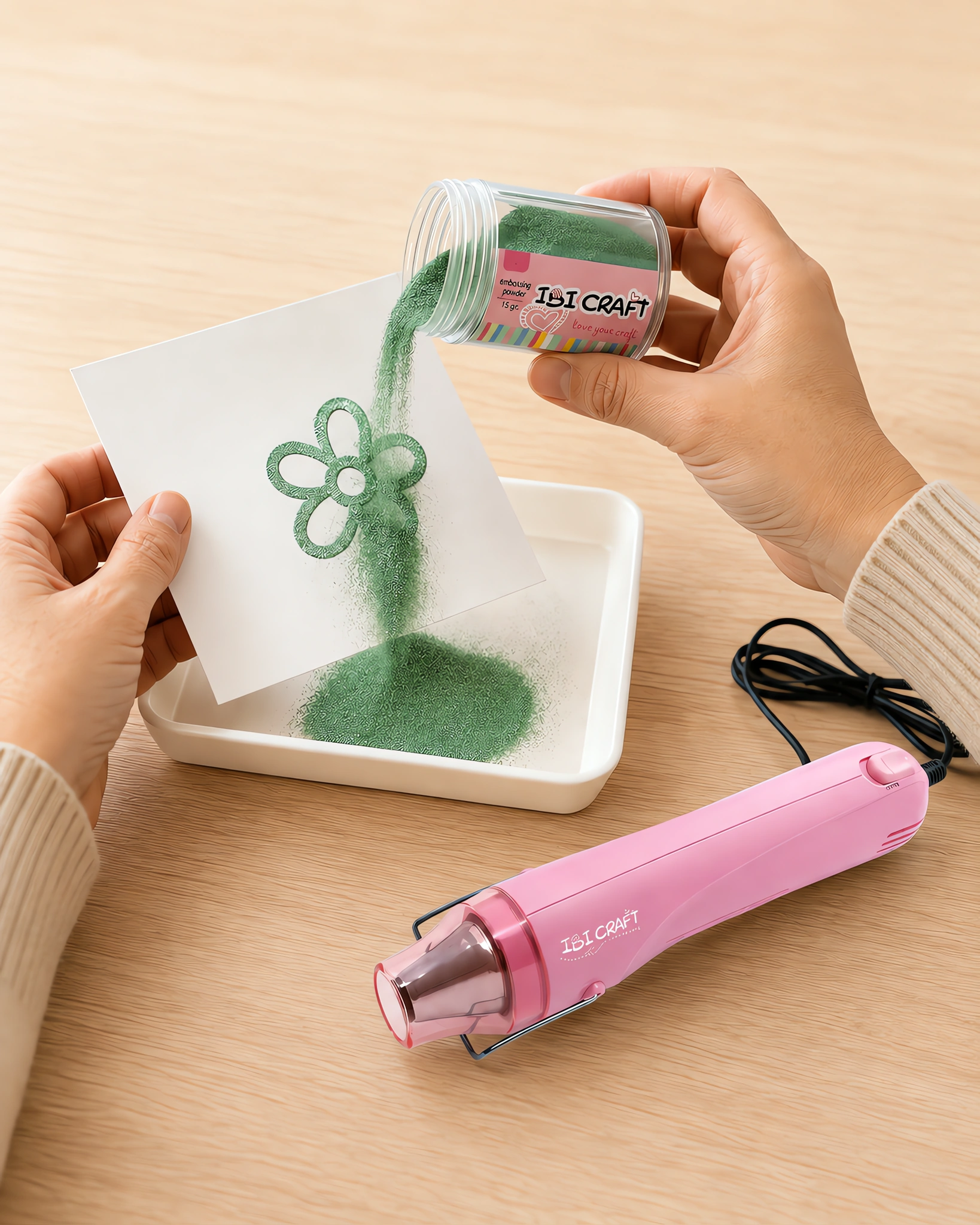 Manos espolvoreando el polvo de embossing sobre el sello húmedo