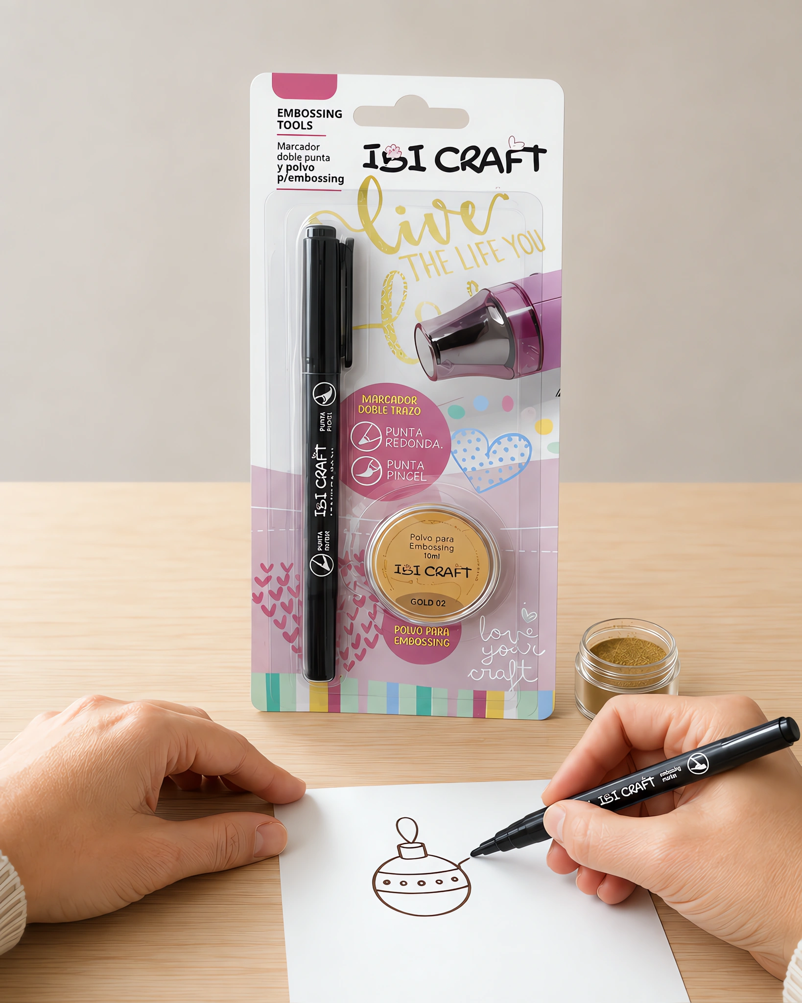 Manos dibujando con el marcador de embossing, con el blíster del set al lado