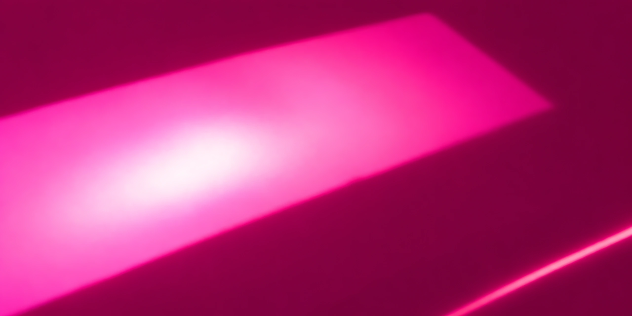 Superficie del papel metalizado Metalina, con el reflejo corriendo sobre la hoja, en el acabado rosa radiante