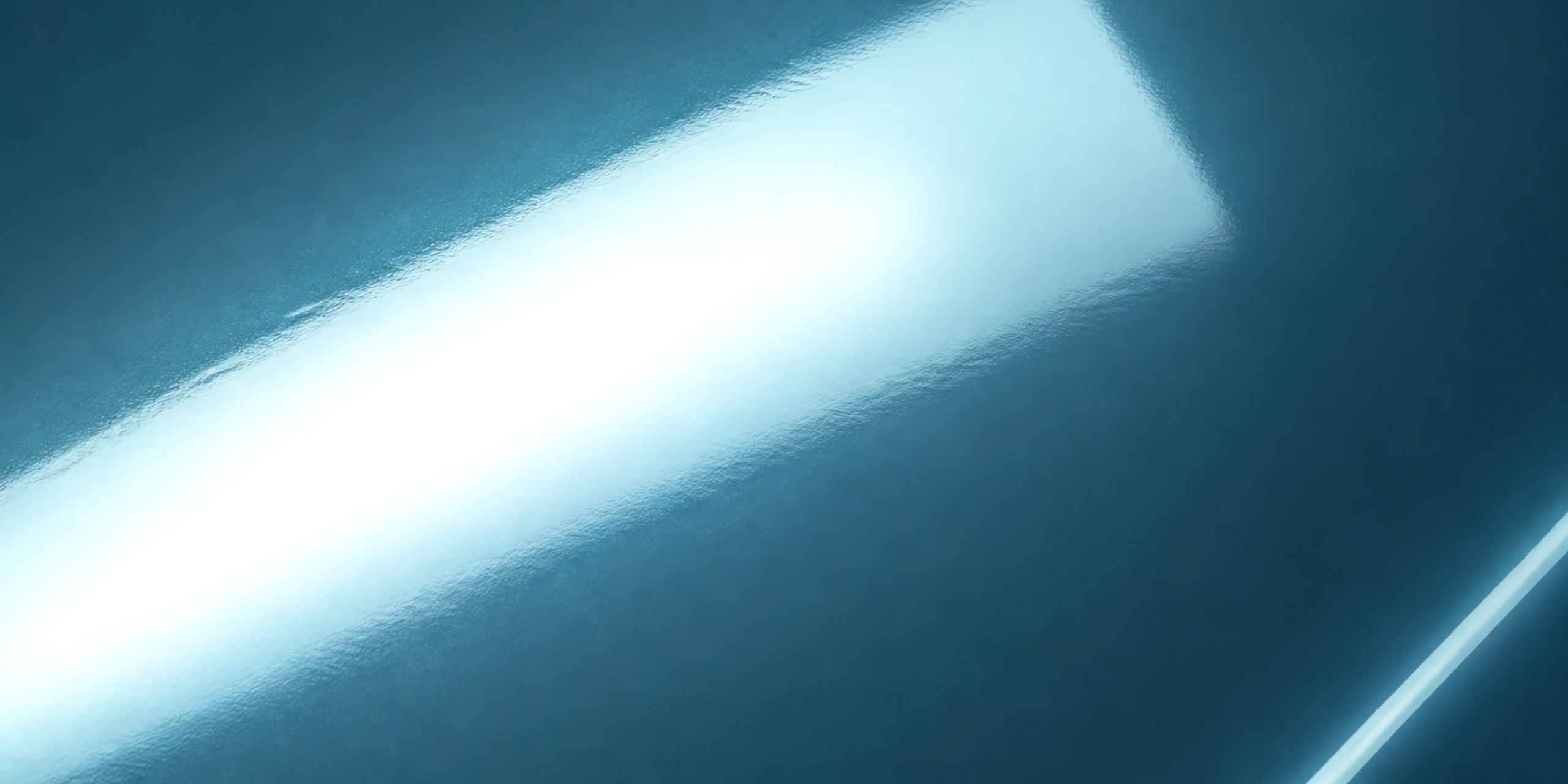 Superficie del papel metalizado Metalina, con el reflejo corriendo sobre la hoja, en el acabado turquesa neptuno