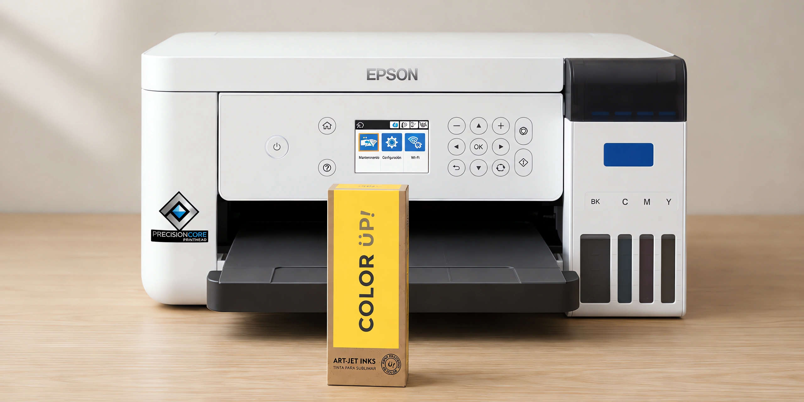 Tinta para sublimar, Epson serie F en su envase amarillo, sobre la mesa de trabajo, con la impresora que la usa detrás