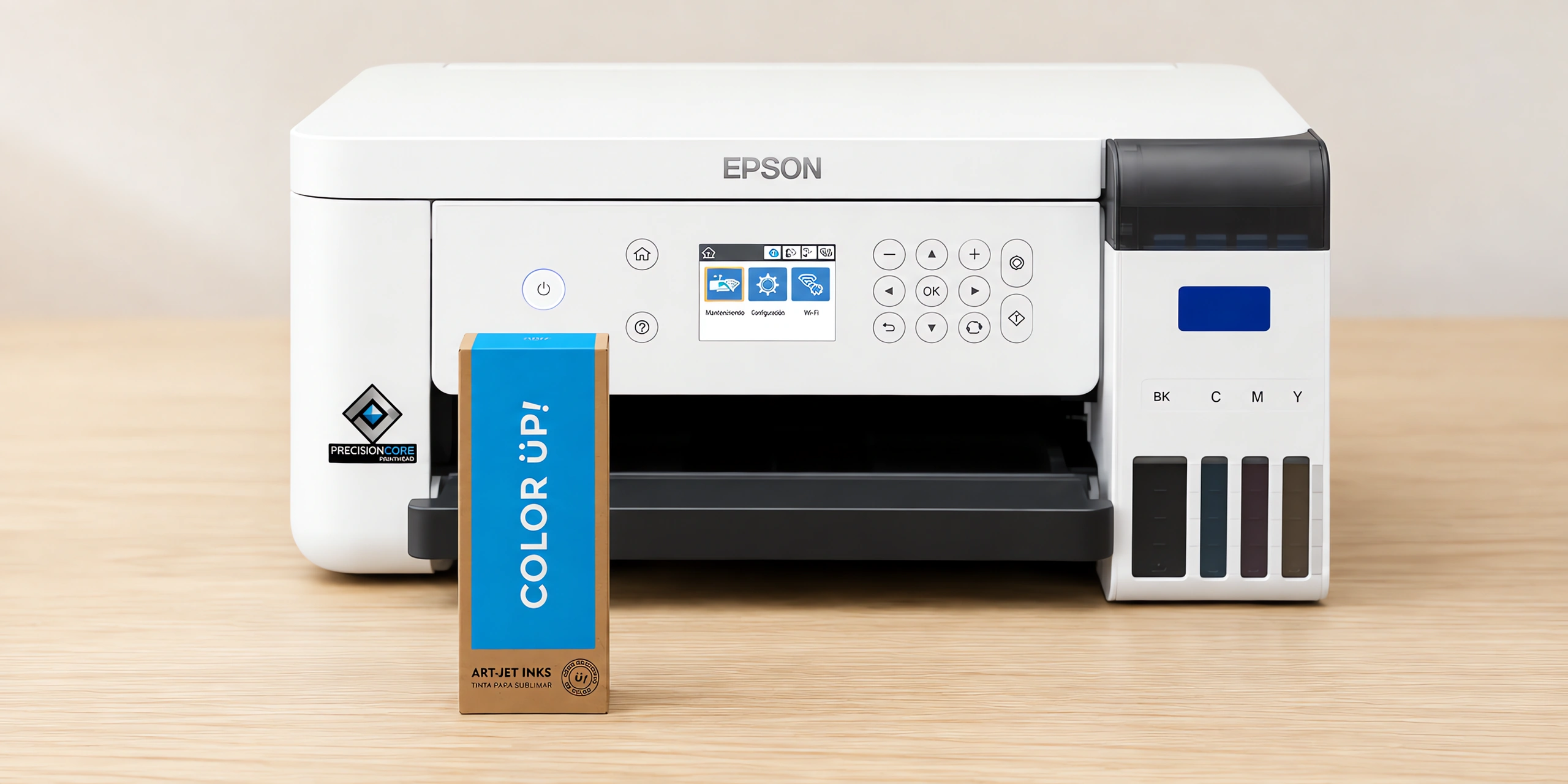Tinta para sublimar, Epson serie F en su envase cyan, sobre la mesa de trabajo, con la impresora que la usa detrás