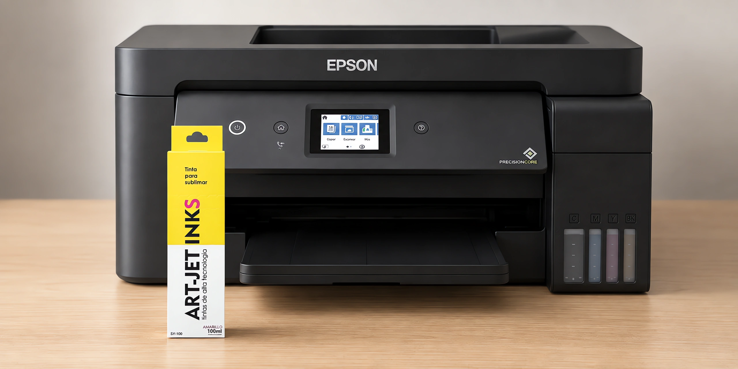Envase de tinta para sublimar amarillo sobre la mesa, con la impresora Epson A3 que la usa detrás