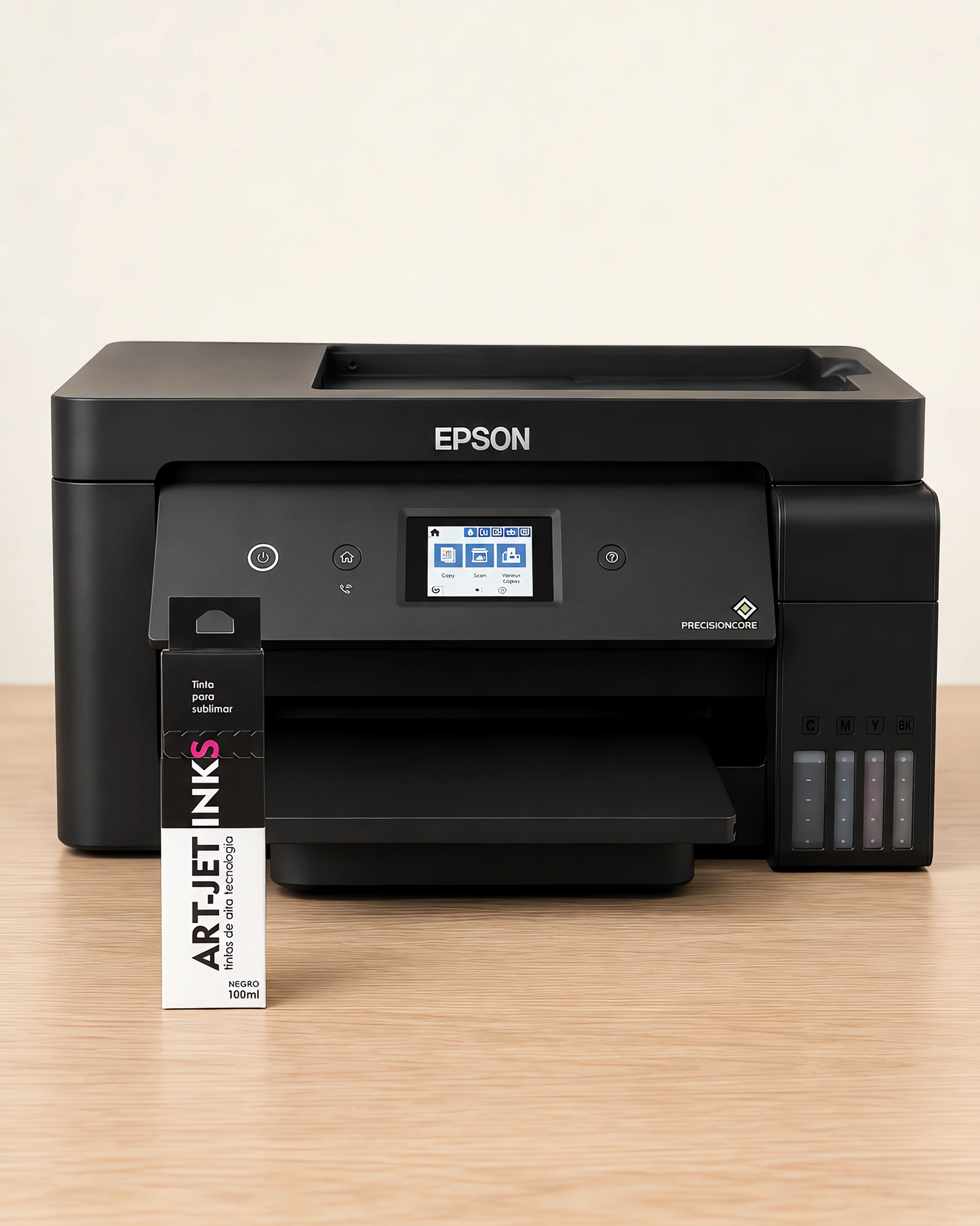 Envase de tinta para sublimar negro sobre la mesa, con la impresora Epson A3 que la usa detrás