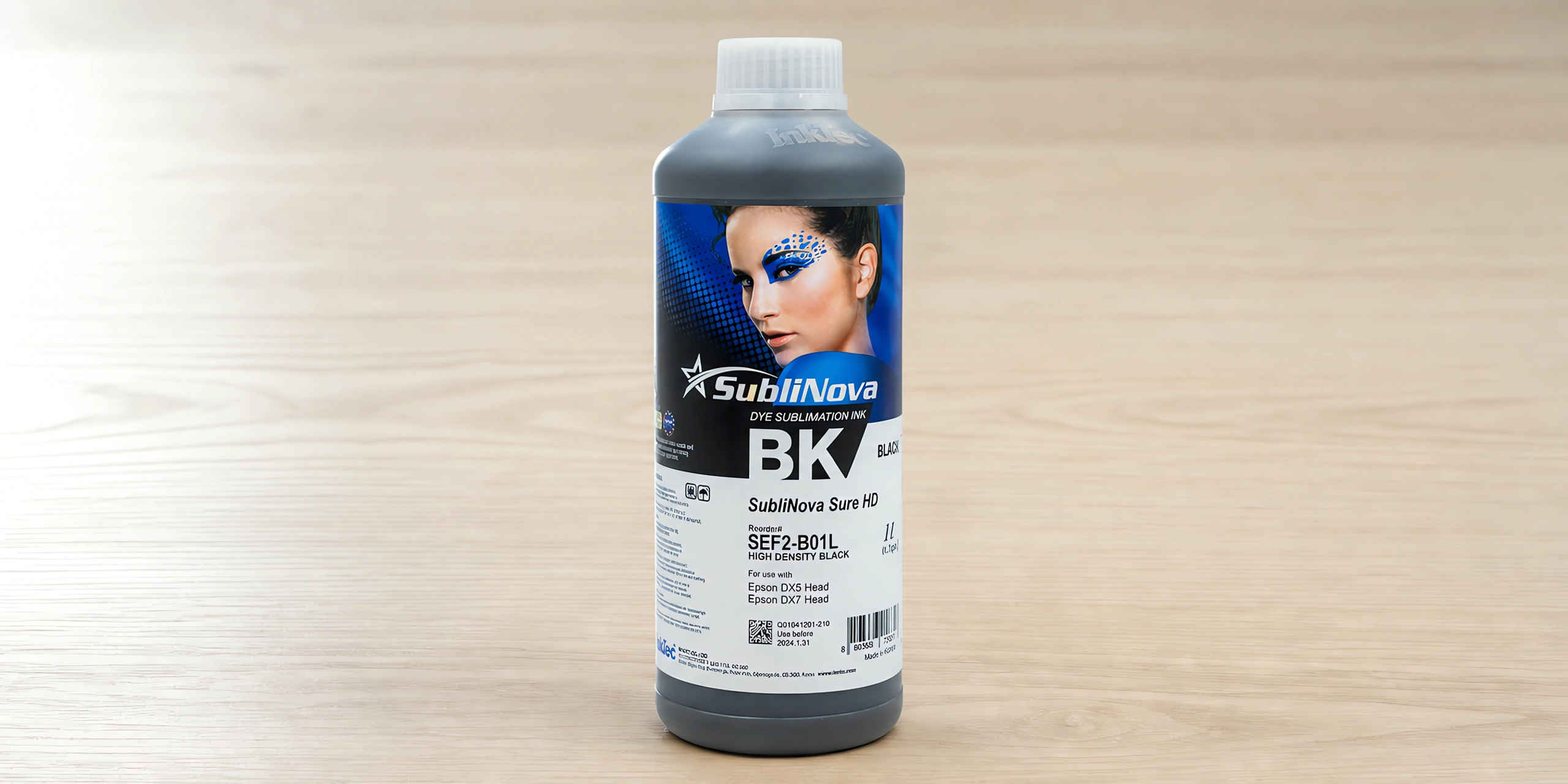 Tinta para sublimar de gran formato en su envase negro hd black, sobre la mesa de trabajo