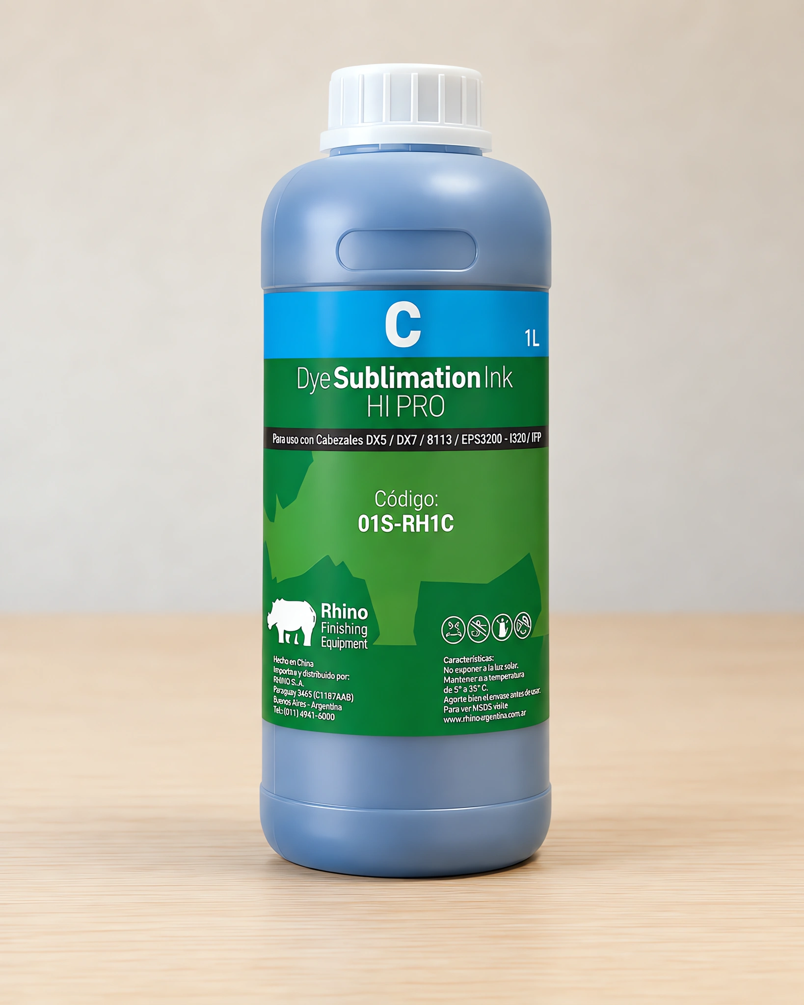 Tinta para sublimar de gran formato, línea Rhino en su envase cyan, sobre la mesa de trabajo