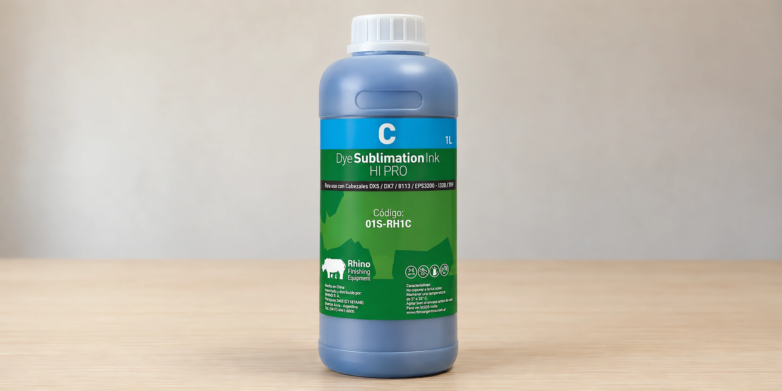 Tinta para sublimar de gran formato, línea Rhino en su envase cyan, sobre la mesa de trabajo